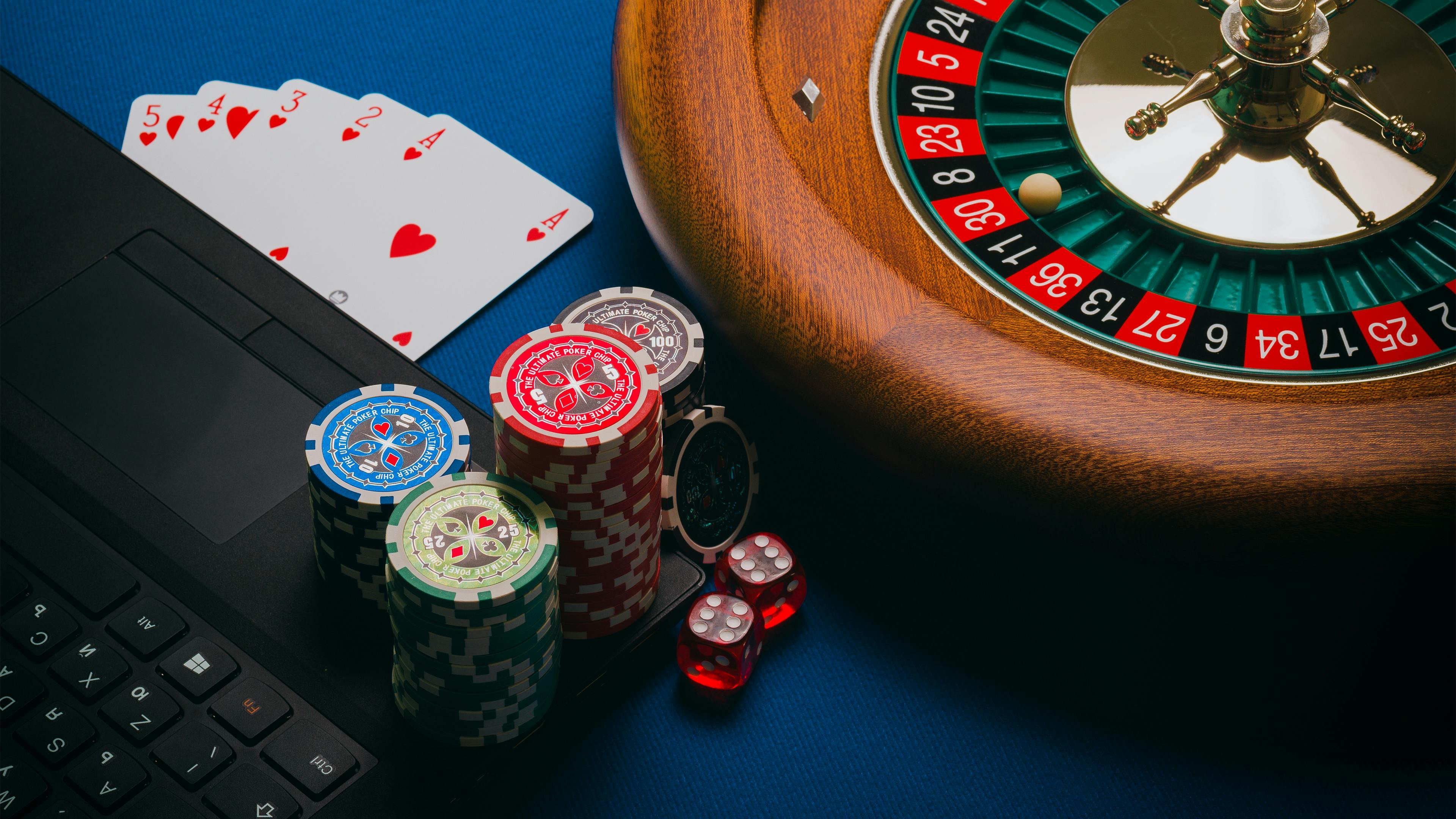 Aplikasi harapanqq di layar smartphone menampilkan meja live-dealer dengan dealer dan antarmuka pemain